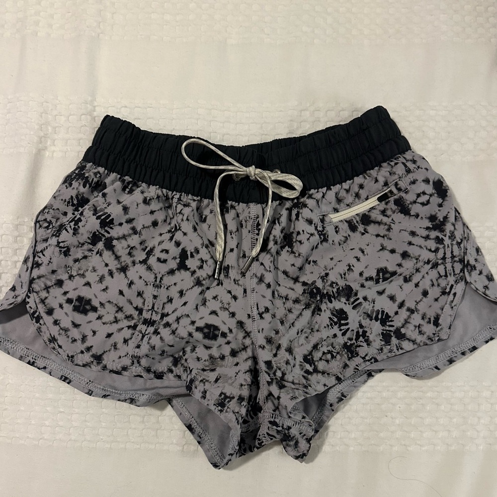 Vuori Women’s XS Clementine Short 2.0: Grey Shibori